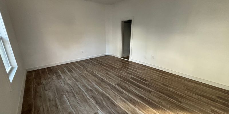 Hutchinson Apartment: 14 E 6th Ave