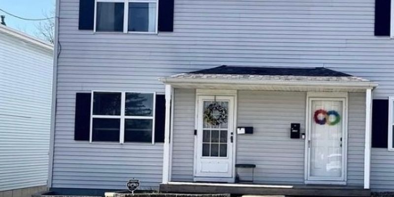 Dubuque House: 420 Clarke Dr