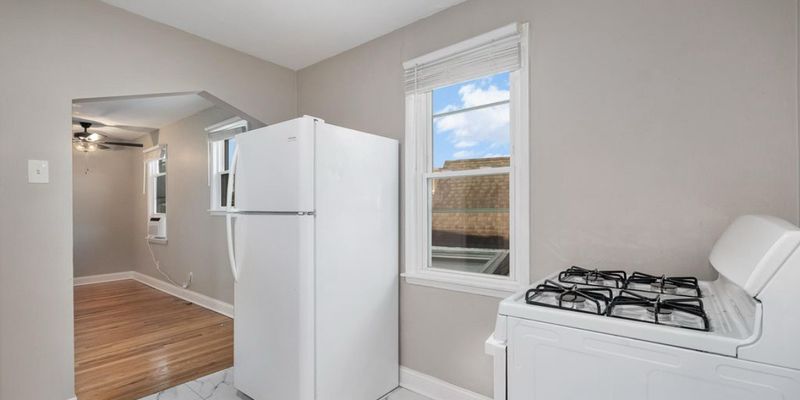 Ludlow Apartment: 117.5 Adela Ave