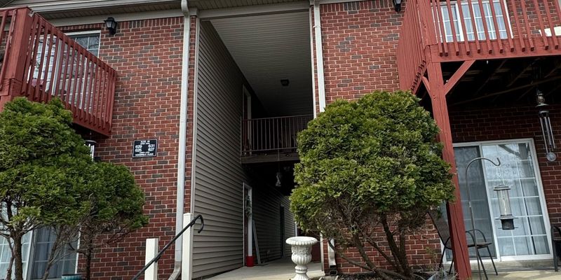 La Grange Apartment: 226 Yager Ave