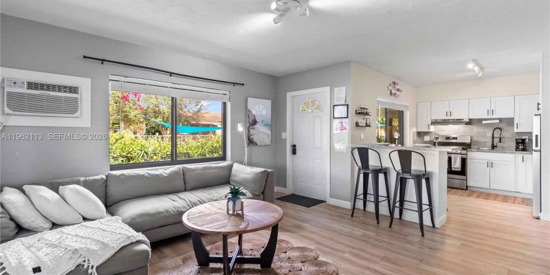 Hallandale Beach Apartment: 715 NE 6th St