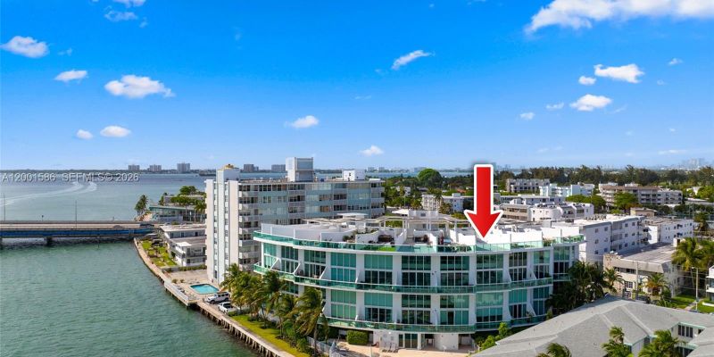 Miami Beach House: 2000 Bay Dr