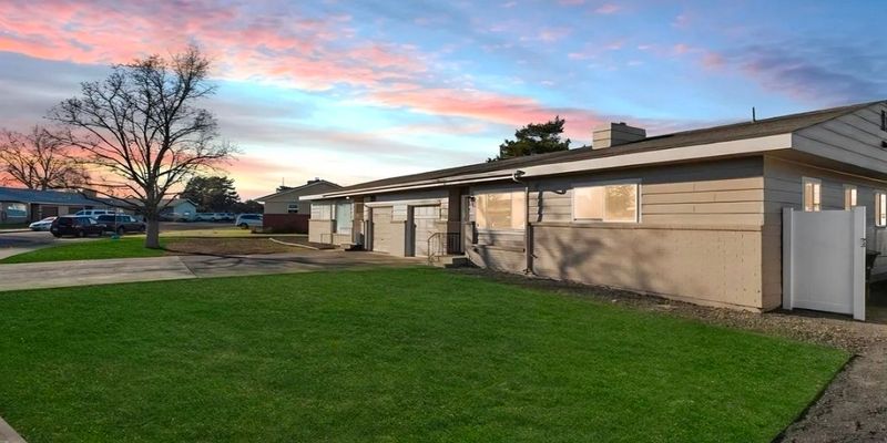 Moses Lake Apartment: 604 W Crest Dr