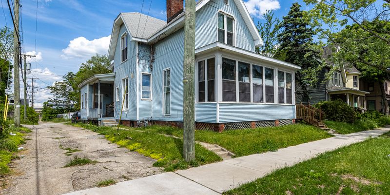 South Bend Apartment: 215 E South St