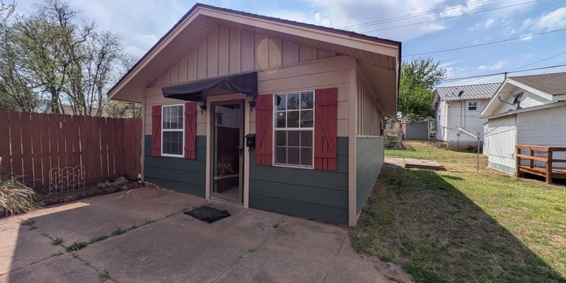 Shawnee House: 317 1/2 W Dill St