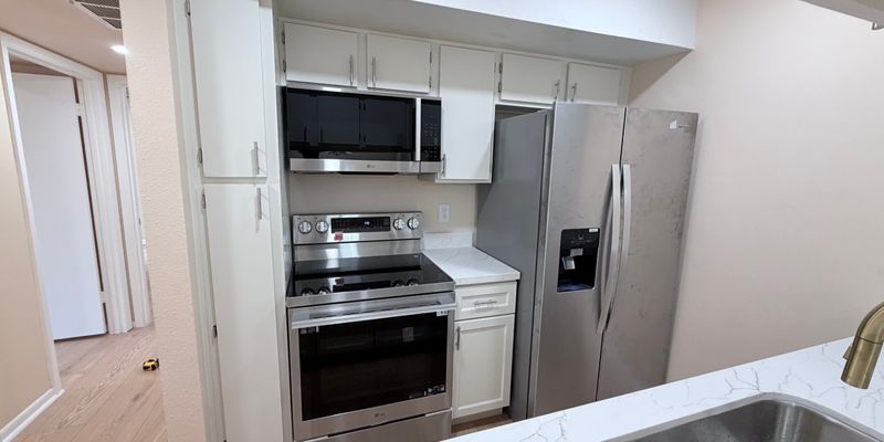 Houston House: 8435 Hearth Dr