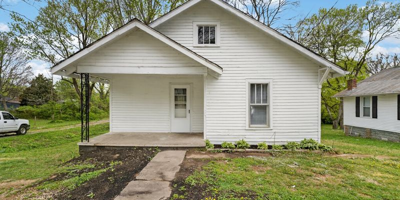 Glasgow House: 225 Sunset Ave