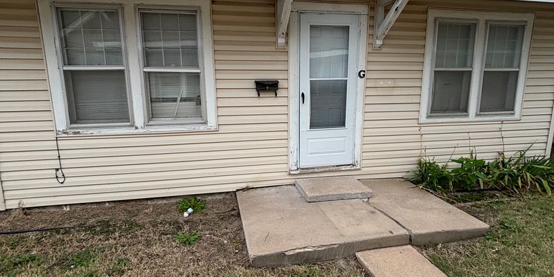 Hutchinson Apartment: 215 E 1st Ave