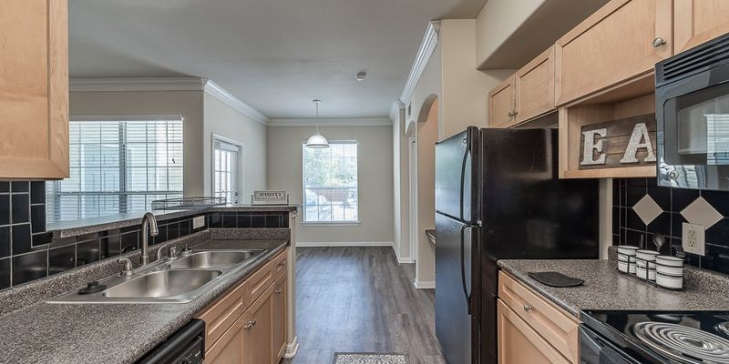 Stafford Apartment: 1025 Dulles Ave