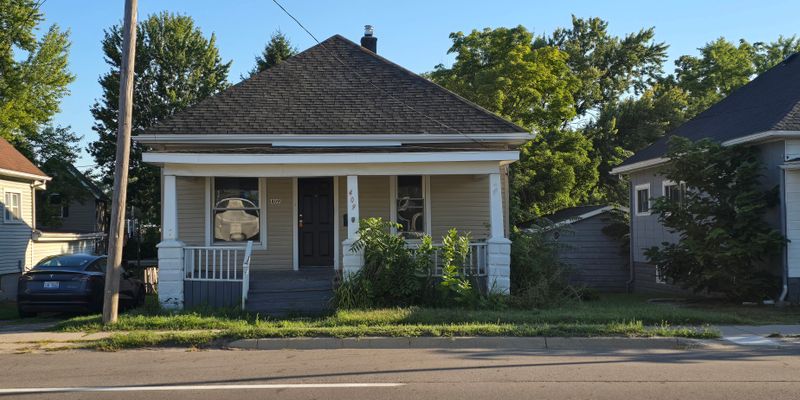 Owosso House: 409 Corunna Ave