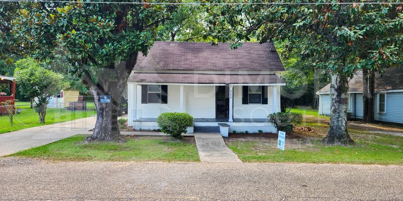 Atmore House: 215 Adams St