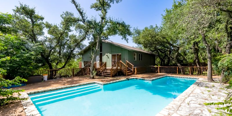 West Lake Hills House: 208 Westhaven Dr