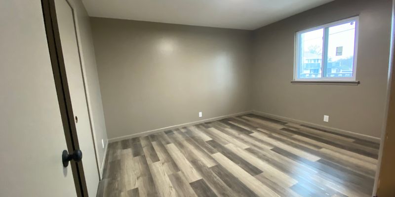 Hutchinson Apartment: 907 E 12th Ave