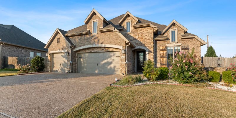 Bentonville House: 5803 SW Hyde Park