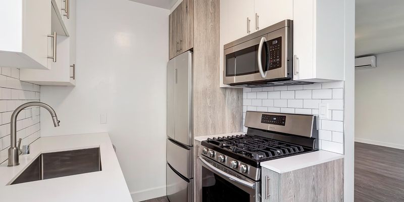 Los Angeles Apartment: 744 South Mansfield Avenue