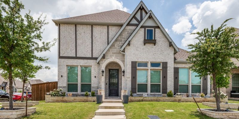 Farmers Branch House: 12535 Mercer Pkwy
