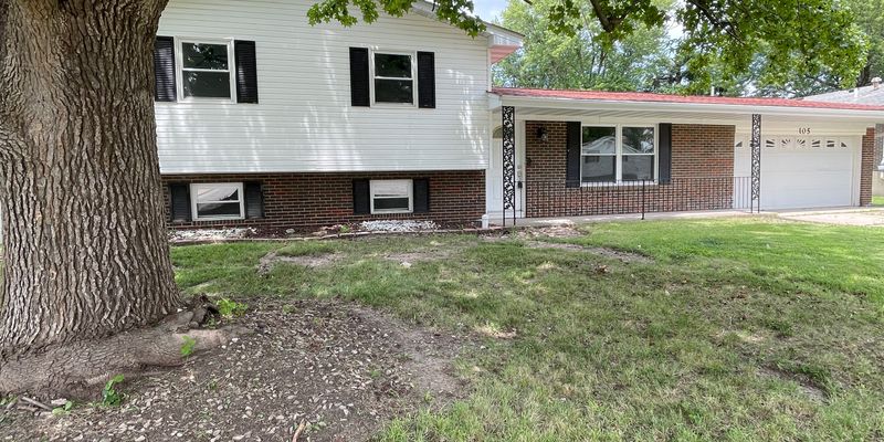 Fairview Heights House: 105 Chateau Dr