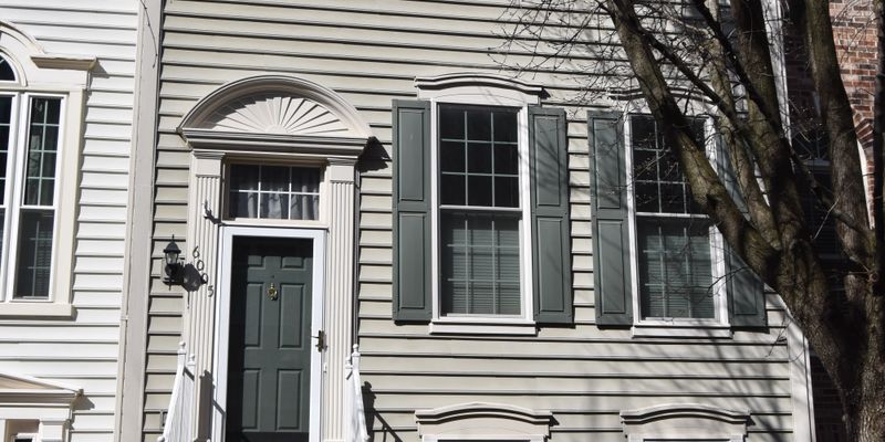 Alexandria House: 6005 Ricketts Walk