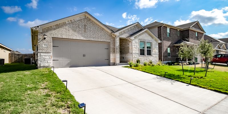 Hutto House: 403 Grapefruit Rd