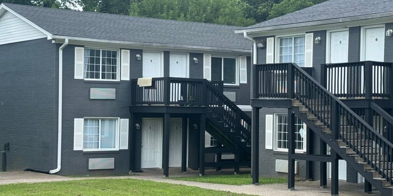 Bowling Green Apartment: 1367 Clay St