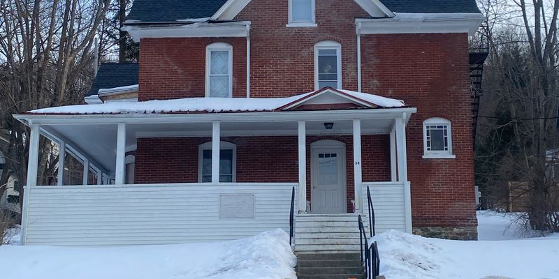 Alfred Apartment: 35 West University