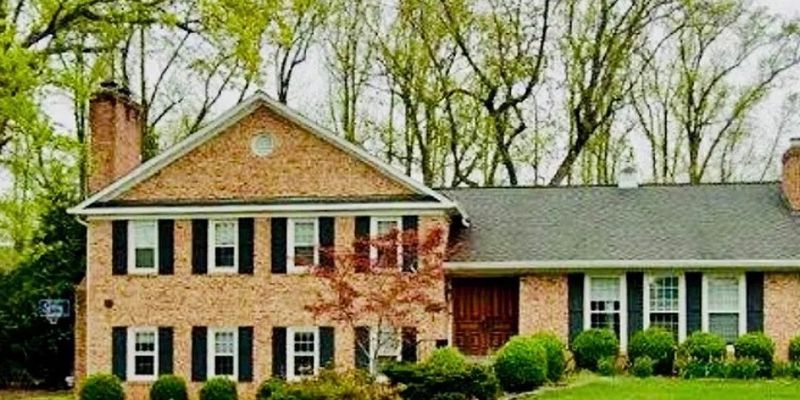 McLean House: 1214 Vinita Ln