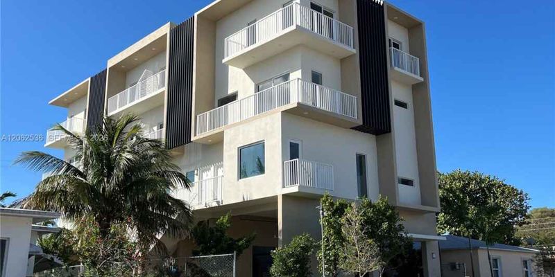 Miami Beach House: 816 84th St