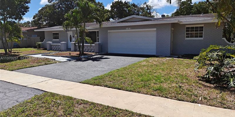 Plantation Apartment: 4890 NW 7th St