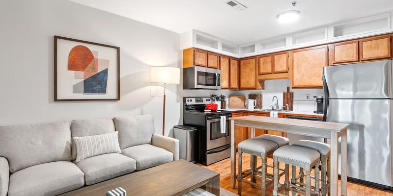 Charleston Apartment: 40 Bee St