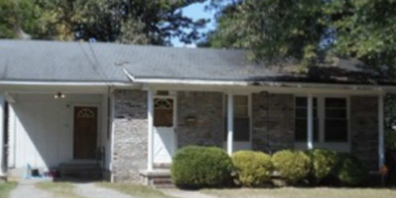 Pine Bluff House: 3008 S Elm St