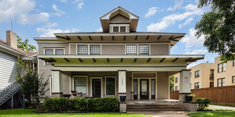 Dallas Apartment: 1230 Kings Hwy