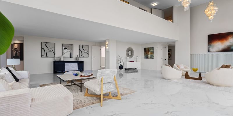 Honolulu House: 555 University Ave