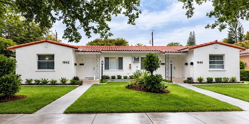 Hollywood Apartment: 1942 Funston St