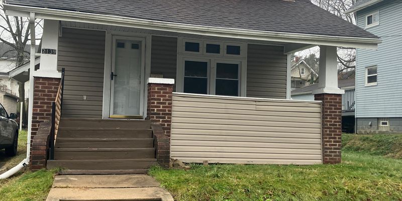 Akron House: 2139 18th St SW