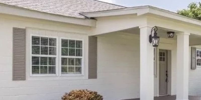 Macon House: 379 Rogers Ave