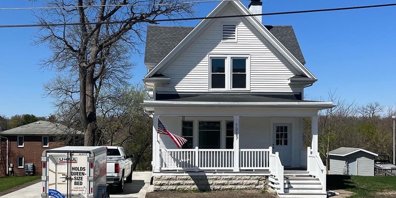 Cedar Falls House: 1227 W 22nd St