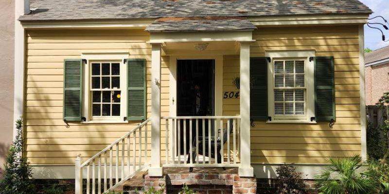 Savannah House: 504 E Jones St