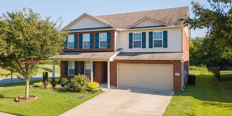 Hendersonville House: 1001 Benwick Rd