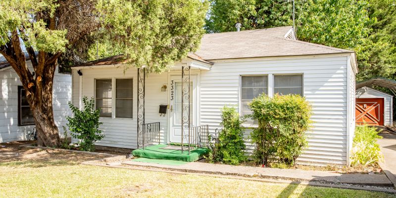 Dallas House: 3323 W Clarendon Dr