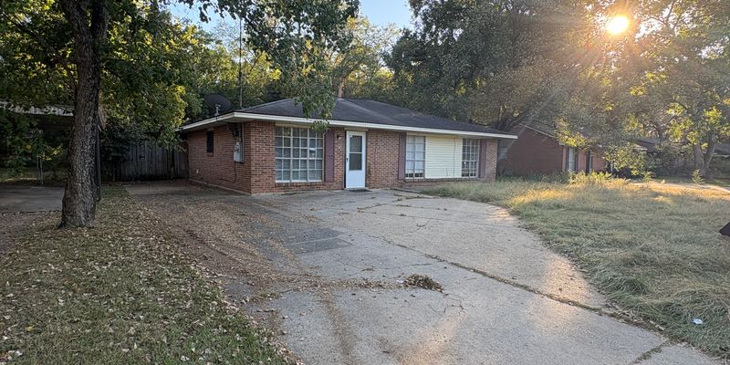 Montgomery House: 1542 Midway St