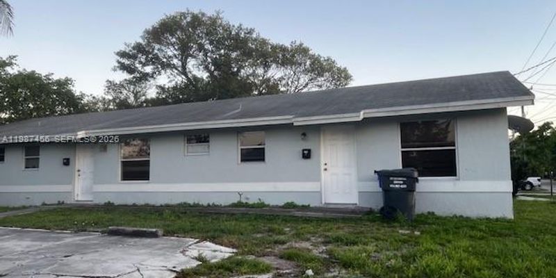 Hollywood Apartment: 2746 Johnson St