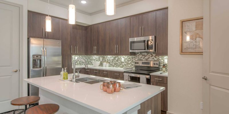 Houston Apartment: 2301 Chenevert St