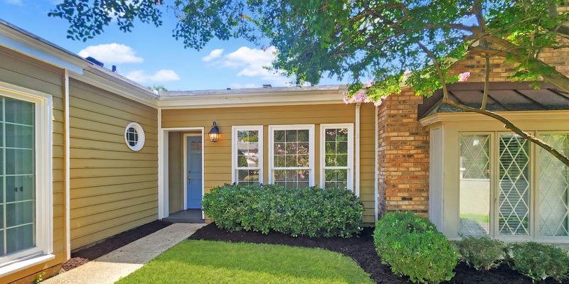 Montgomery House: 2067 Hazel Hedge Ln