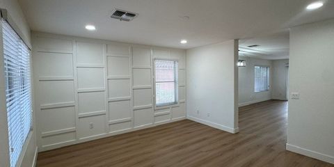Living Room pic 3.jpg