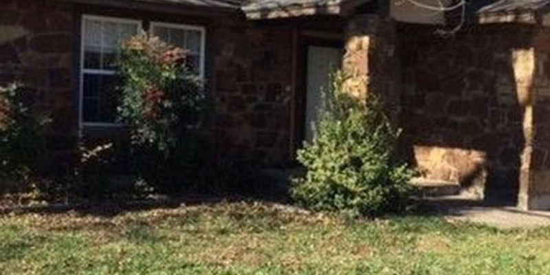 Tulsa House: 3206 S 148th E Pl