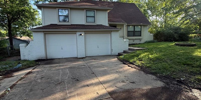 Blue Springs House: 3201 NW Canterbury Pl