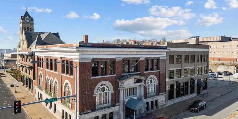 Davenport Apartment: 400 N Main St