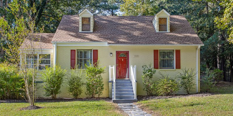Richmond House: 1208 West Valley Drive