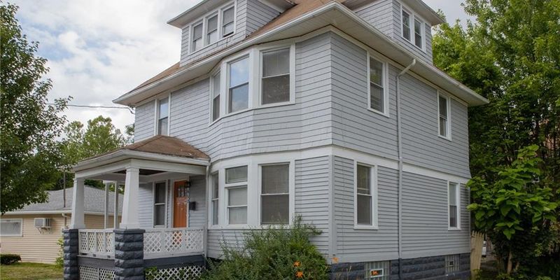 Rochester House: 953 Jefferson Ave