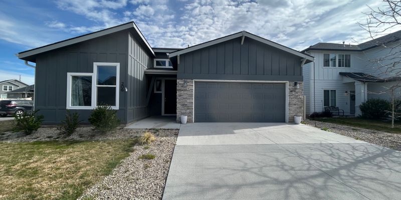 Meridian House: 206 S Iceberg Lake Ave